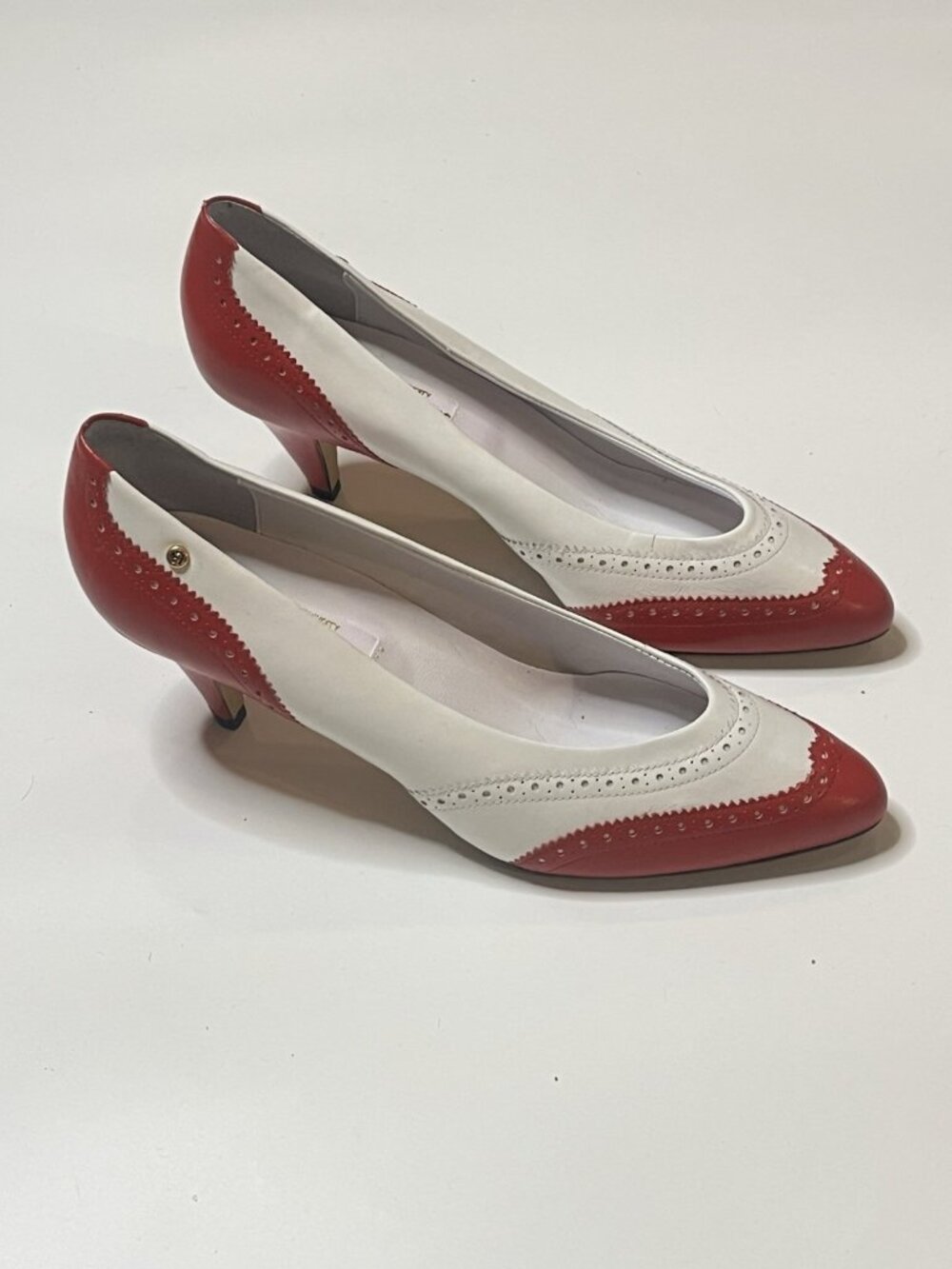 Etienne Aigner Pumps 8.5 Red White Leather Spectator Wingtip Kitten Heels Retro